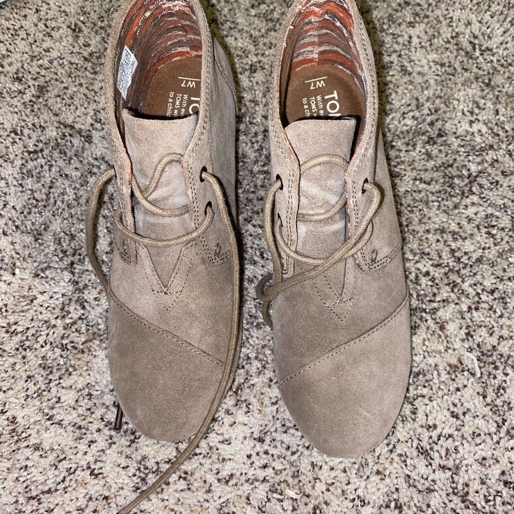 Size 7 Toms tan wedge boots